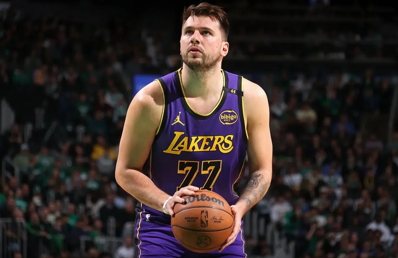 华体会体育-东契奇回归赛场，突破纪录首场状态亮眼，美国队观众沸腾！的简单介绍